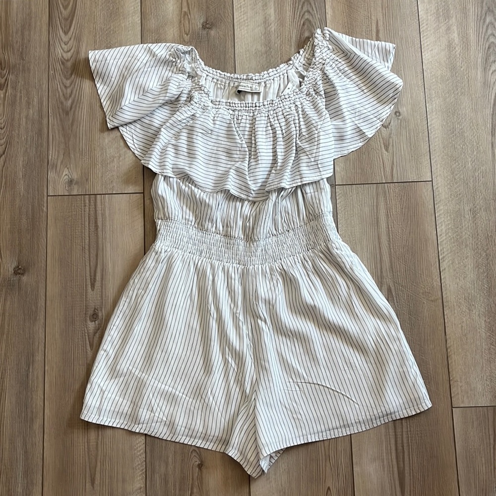 Abercrombie & Fitch - ruffle romper - size large